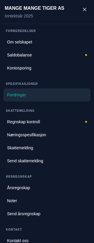Årsoppgjørsmenyen åpen på en mobil, med firmanavnet øverst og sidene under Forberedelser, Spesifikasjoner, Skattemelding, Årsregnskap og Kontakt.